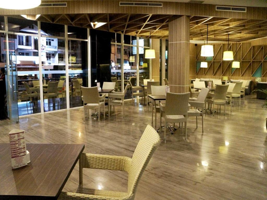 Orchardz Hotel Gajah Mada Pontianak Exterior photo