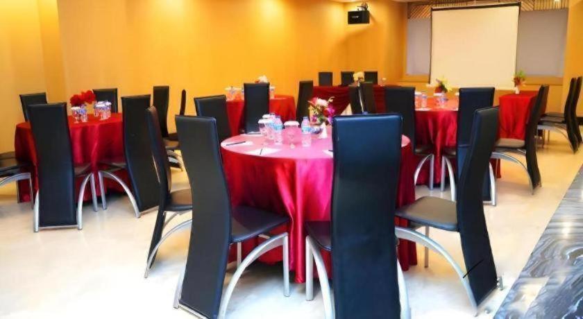 Orchardz Hotel Gajah Mada Pontianak Exterior photo